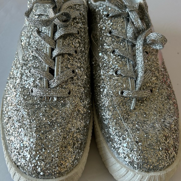Tretorn glitter sneaker size 5
Runs big
Silver glitter
Lace up - Picture 5 of 10